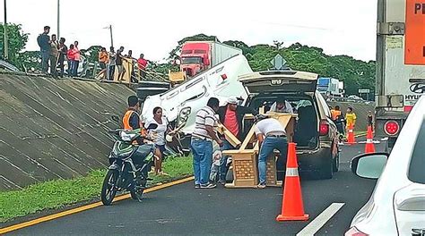 Rapi Eros Saquean Tr Iler Cargado Con Muebles De Madera Volcadura En