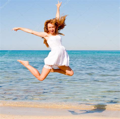 Mujer Hermosa Joven Feliz Saltando En La Playa Fotos De Stock