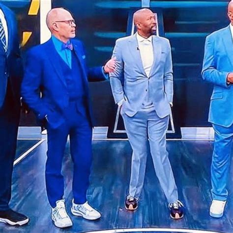 Inside The Nba Viewers Spot Kenny Smiths Inverted Knees And Beg Tnt