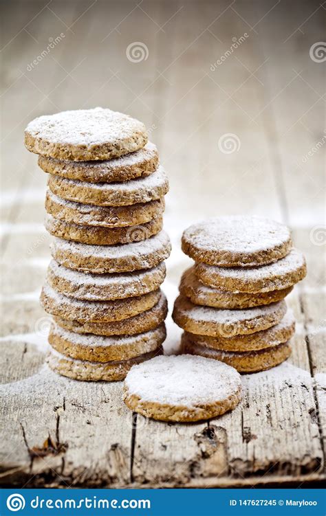 Pilas Frescas De Las Galletas De La Avena Con El Primer Del Polvo Del