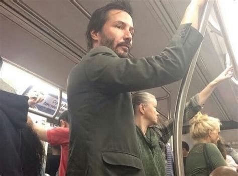 Ten mężczyzna to Keanu Reeves Większość tego co zarobił na filmach