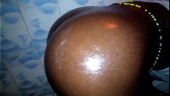 Sexo anal de ébano en su baño primer plano XVIDEOS