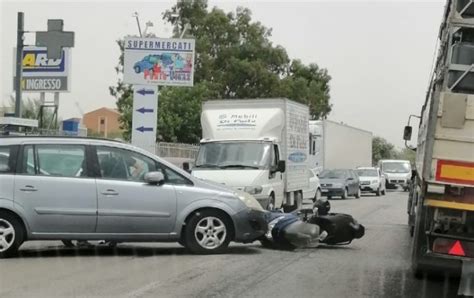 Scontro Sulla Gela Manfria Impatto Tra Unauto E Uno Scooter