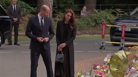 Trauer Um Queen Prinz William Und Kate Nehmen Blumen Entgegen Video