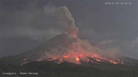 Gunung Merapi Erupsi Muntahkan Awan Panas Malam Ini Ketiga Sejak 1