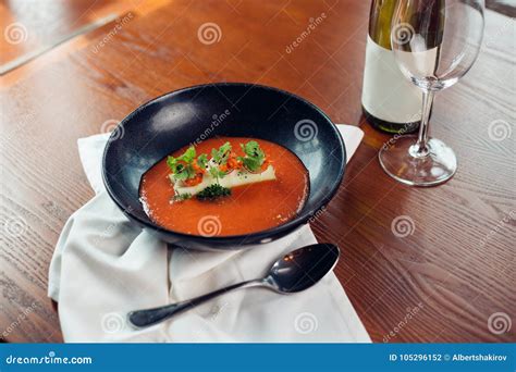 Sopa Ou Gazpacho Do Tomate Na Tabela Branca Vista Superior Foto De