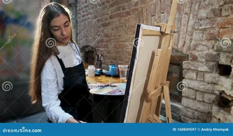 Talentosa E Innovadora Artista Femenina Dibuja Con Brocha En El Lienzo