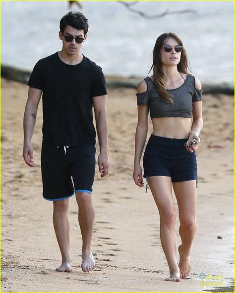 Joe Jonas And Blanda Eggenschwiler Romantic Beach Stroll In Hawaii Photo 631084 Photo Gallery