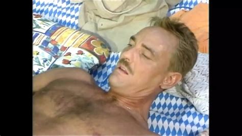 Schöne sexy MILF von großem retro schwanz gefickt und in den mund gespritzt dann pisst er ihn