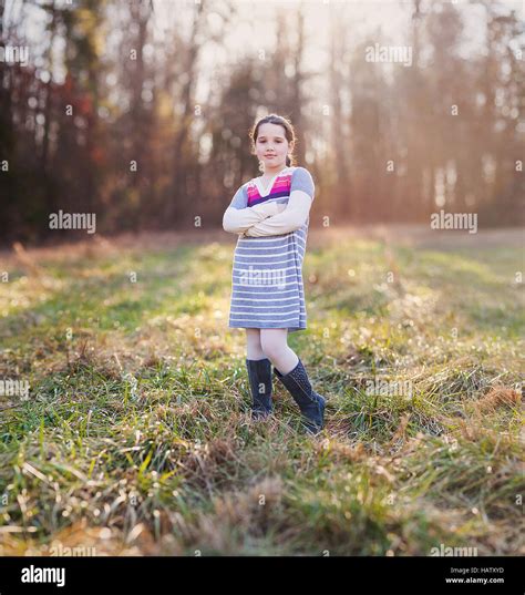 Jeune Fille Debout Banque De Photographies Et Dimages à Haute Résolution Alamy