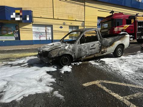 Carro pega fogo após motorista perceber vazamento de gasolina no Centro