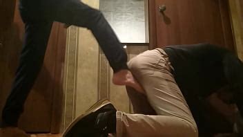 Joven amo patea a su esclavo en las bolas ballbusting cerca del baño XVIDEOS