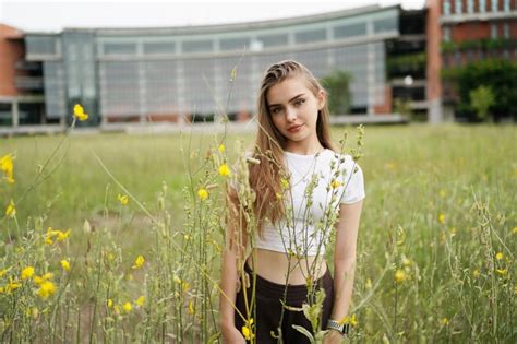 Portrait d une fille blonde aux cheveux flottants modèle de minimalisme sur monochrome