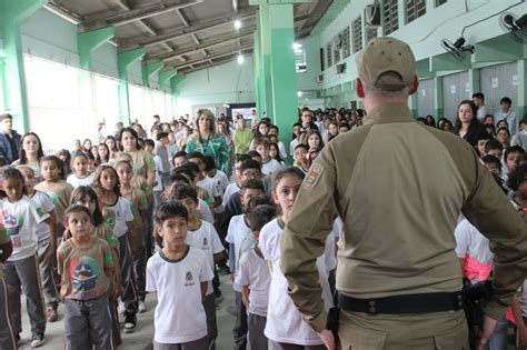 Escola homenageia aluno destaque no projeto Estudante Cidadão