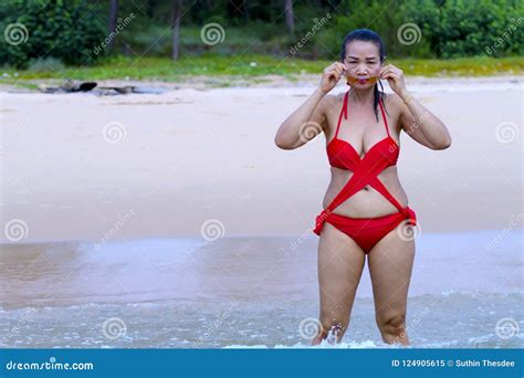 Bikini Rojo Y Gafas De Sol De La Mujer Atractivos En La Playa Imagen De Archivo Imagen De
