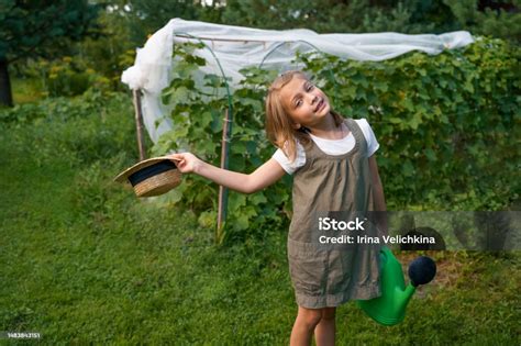 Bauernmädchen Im Sommerstrohhut Kleiner Gemüsegärtner Der Im Garten Anbaut Große Grüne Gießkanne