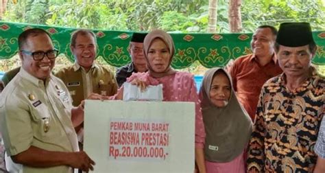 Pj Bupati Muna Barat Beri Beasiswa Kepada Atlet Berprestasi Dinas