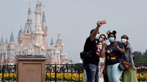 Disneyland Shuts Down Resort And Traps People In Park After