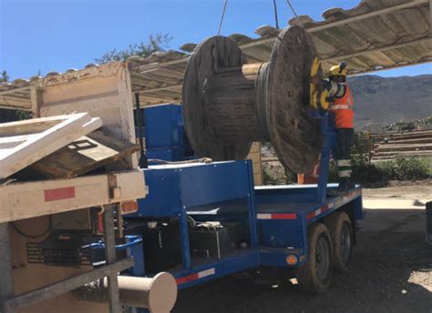 Tráiler enrollador de cable eléctrico