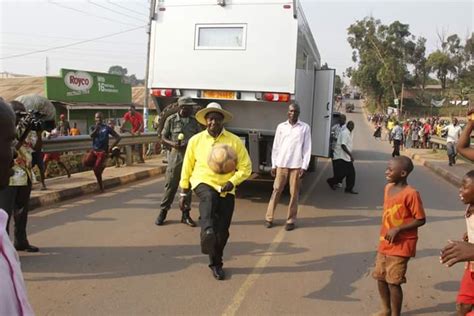 Yoweri K Museveni On Twitter I Had A Light Moment When I Met A Group