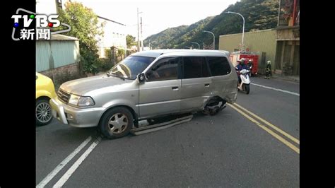 煞不住！下坡疑恍神失控 逆向連撞4車│追撞│車禍│行車紀錄器│tvbs新聞網