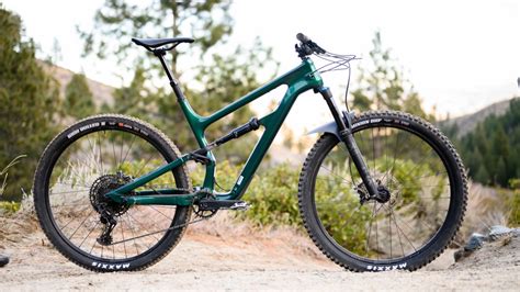 mountain bikes  men  women bicycles route