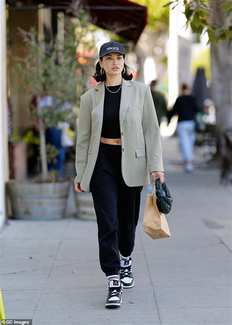 Shanina Shaik shows off her easy style as she shops at farmer's market ...