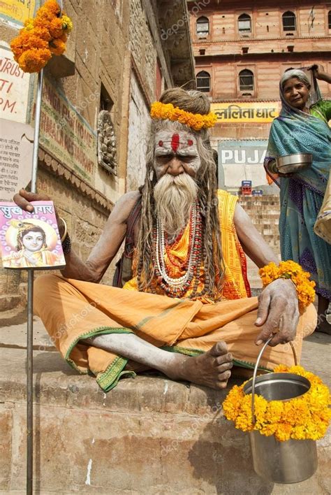 El Sadhu Indio Recoge Limosnas En Un Ghat Cerca Del R O Ganga En