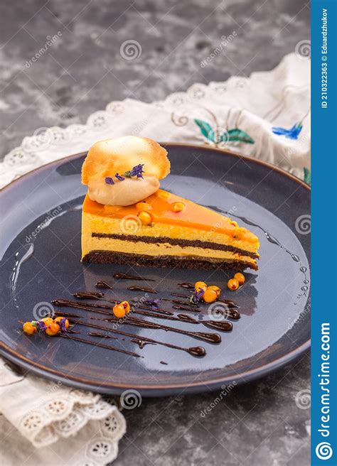 Fatia De Bolo De Geleia Laranja Chocolate E Espinheiro Marrom Na