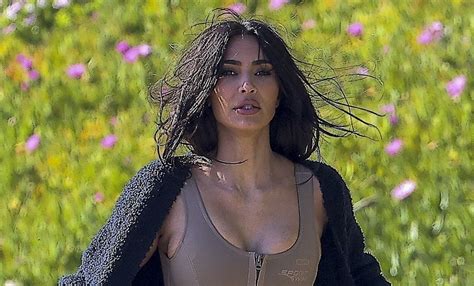 Kim Kardashian Impone Tendencia Para Primavera Con Monokini Nude