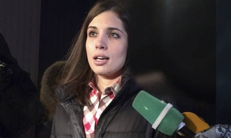 Segunda integrante da banda Pussy Riot é libertada na Rússia Jornal O Globo