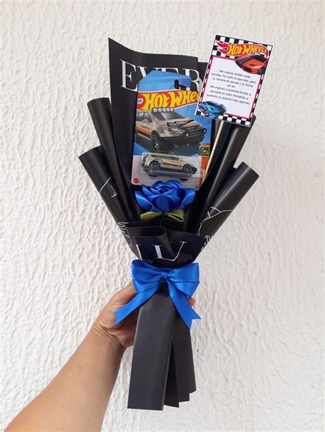 ramo con carro hot wheels en Regalos bonitos Regalos pequeños para novios Regalos