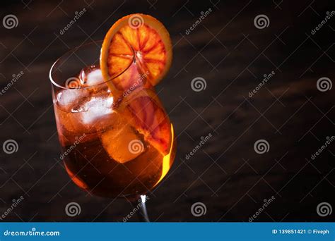 Aperol Spritz Il Cocktail In Grande Vetro Di Vino Con Le Arance Sanguinose Bevanda Fredda Dell