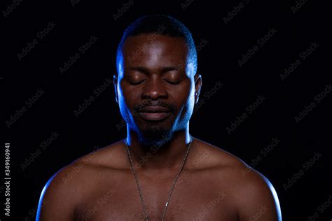 Hombre De Raza Negra Sobre Fondo Negro Espiritualidad Stock Photo