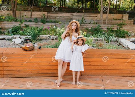 Femme Mince Aux Pieds Nus Et Sa Fille Dans La Position De Robe Blanche