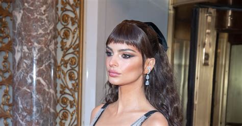 Tes Seins Sont Plus Gros Que Ton Visage Emily Ratajkowski Partage Des Selfies En Bikini Et