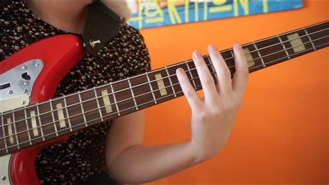 How To Hold A Bass Guitar Right Handed At Nancy Mcfadden Blog