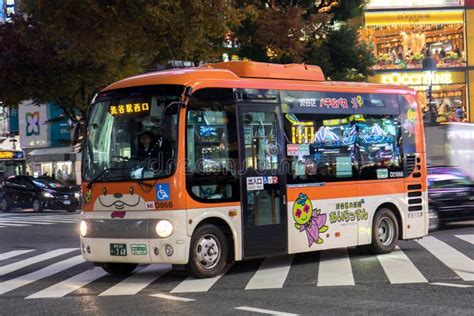 Autobús Pequeño En El Distrito De Shibuya En Tokio Foto Editorial