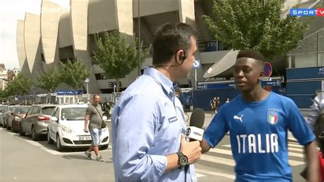 Aficionado Sorprende A Reportero Brasile O A La Neymar Video La