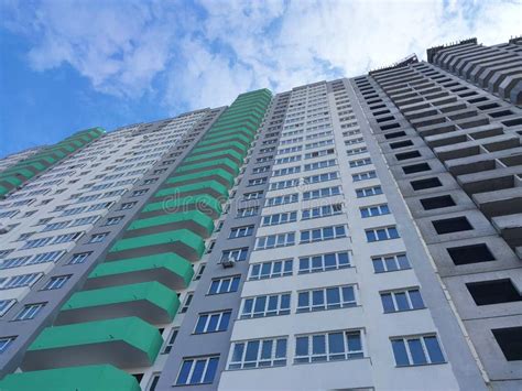 Vistas A Un Edificio Residencial De Varios Pisos Desde Abajo Imagen De