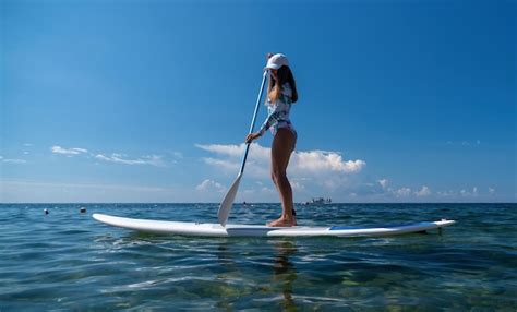 Mujer Sana Feliz En Forma De Bikini Relaj Ndose En Una Tabla De Surf Sup Flotando En El Mar