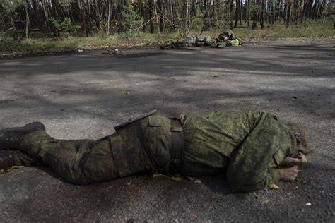 Ucrania Rusos en retirada abadonan cadáveres de camaradas AP News