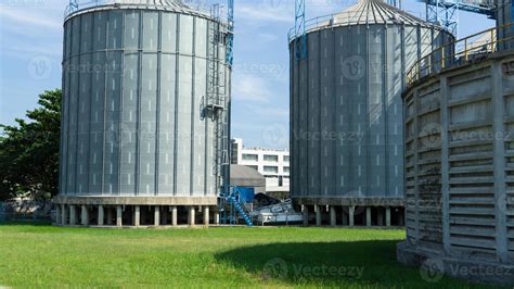 Grandes Tanques Industriales Para Gasolina Y Aceite Con Cielo Azul