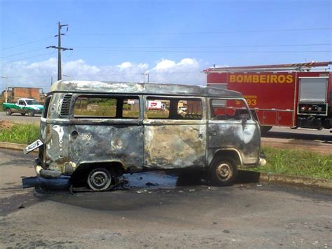 G1 Carro pega fogo após abastecer em posto de gasolina em Macapá