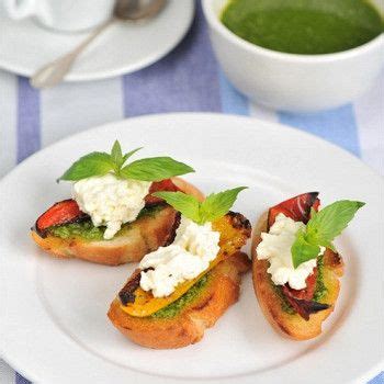 Брускетта с соусом песто, запеченными перцами и козьим сыром. Рецепт ...
