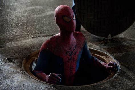 The Amazing Spiderman Peter Sort Des Gouts Fait Du Skate Et Se