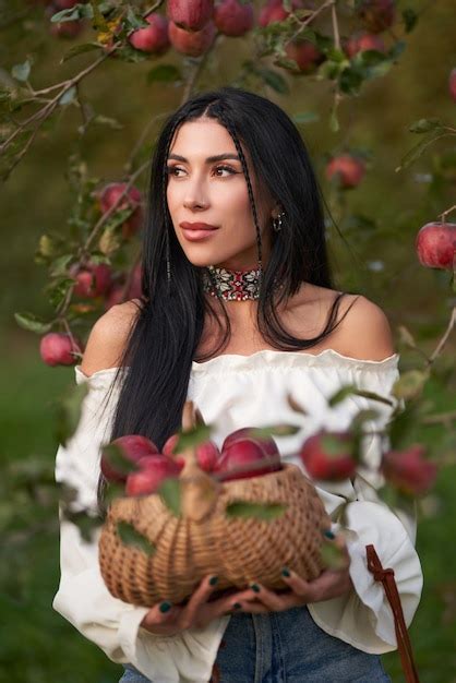 Portrait D Une Femme Attrayante Et Pensive Avec Un Panier Plein De