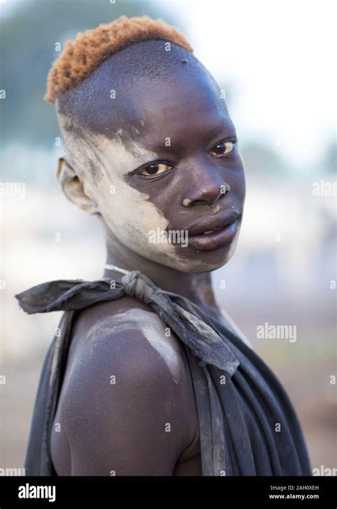 Tribu Mundari Boy Cubiertos De Ceniza Para Protegerse De Los Mosquitos