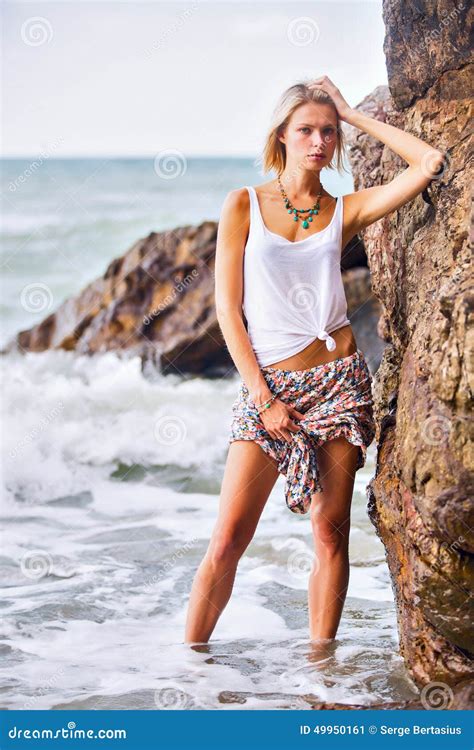 Belle Jeune Pose Blonde De Femme Extérieure Au Sho Rocheux De Mer Photo stock Image 49950161