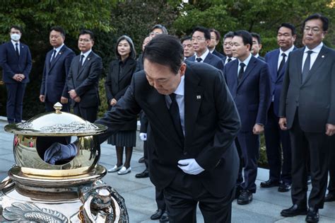 Tk·보수 결집 행보 尹대통령 박정희 전 대통령 서거 43주기 하루 전 참배 영남일보 사람과 지역의 가치를 생각합니다